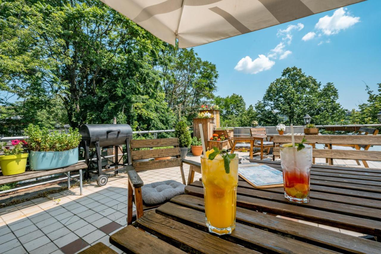 Island Hostel Budapest (Adults Only) Bagian luar foto The terrace of the restaurant