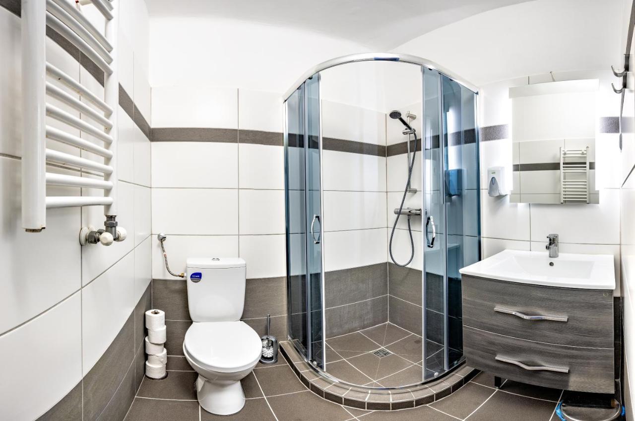 Island Hostel Budapest (Adults Only) Bagian luar foto A modern bathroom