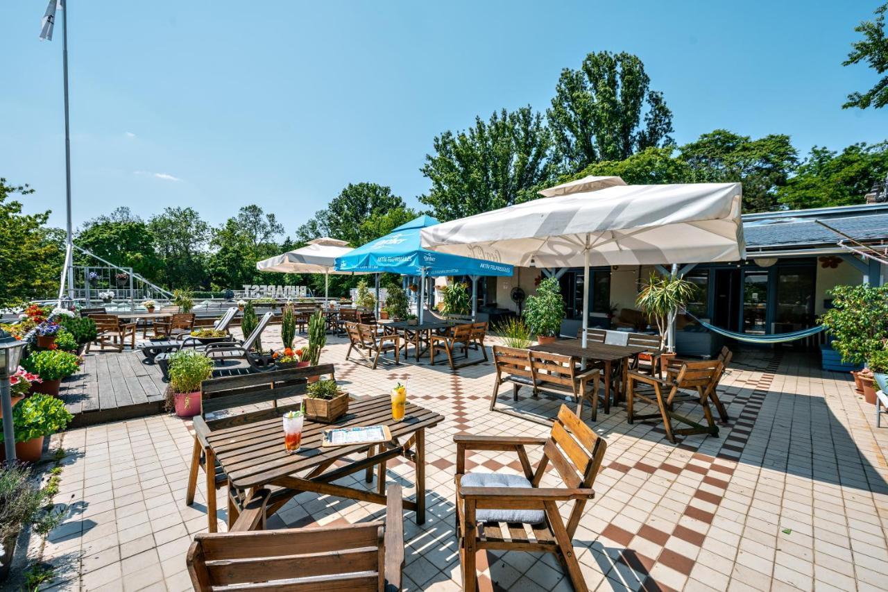 Island Hostel Budapest (Adults Only) Bagian luar foto The terrace of the restaurant