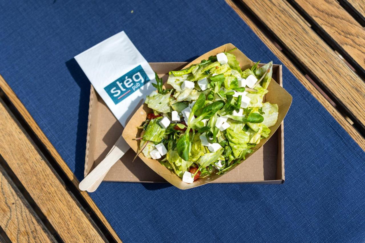 Island Hostel Budapest (Adults Only) Bagian luar foto A salad from Stég