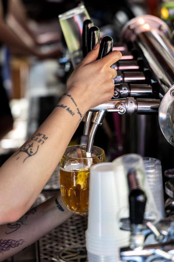 Island Hostel Budapest (Adults Only) Bagian luar foto Beer tap