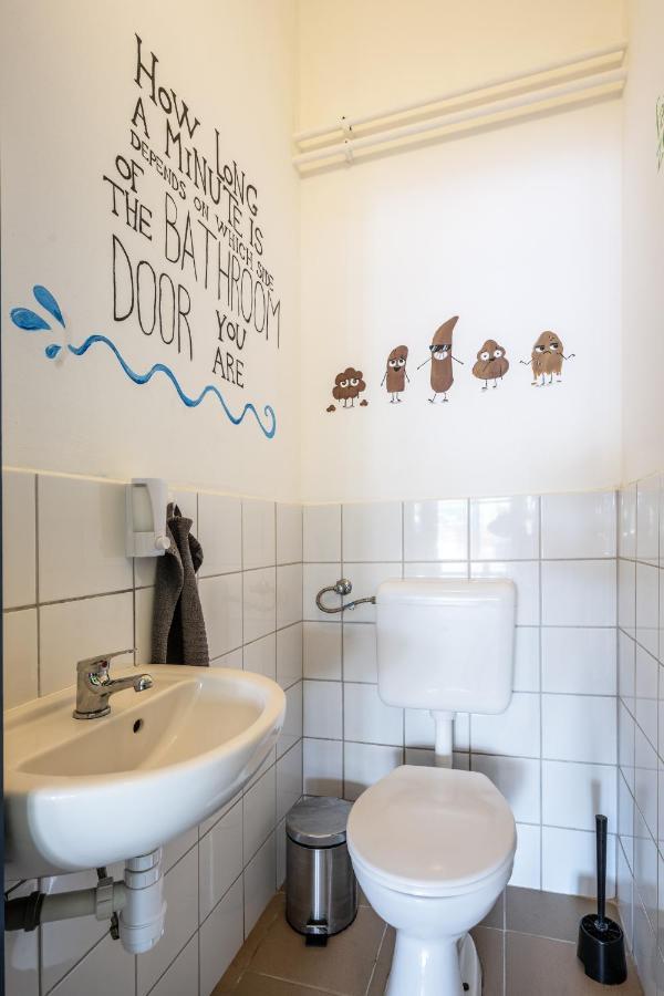 Island Hostel Budapest (Adults Only) Bagian luar foto A wall sticker in a bathroom
