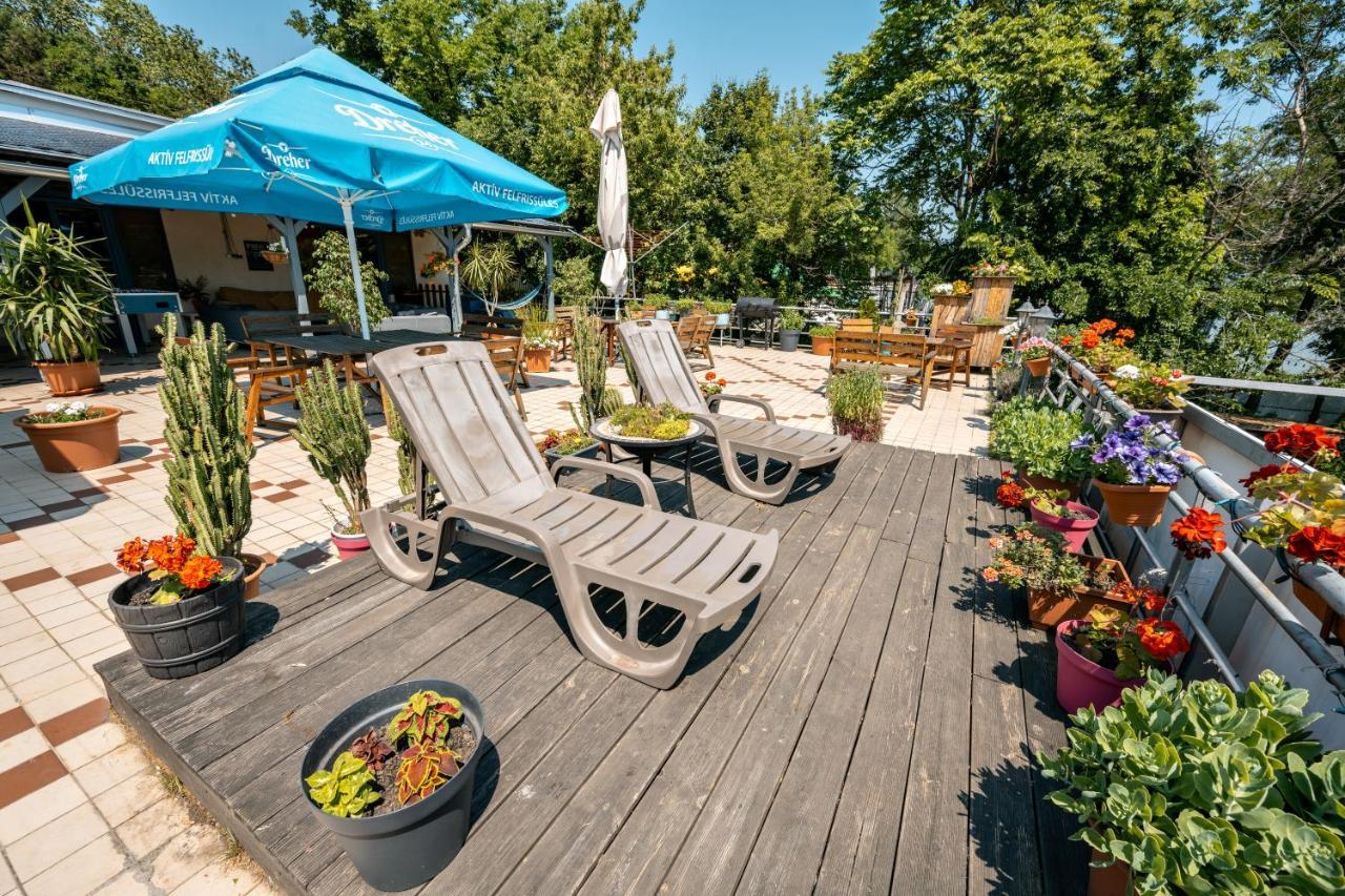 Island Hostel Budapest (Adults Only) Bagian luar foto Rooftop garden