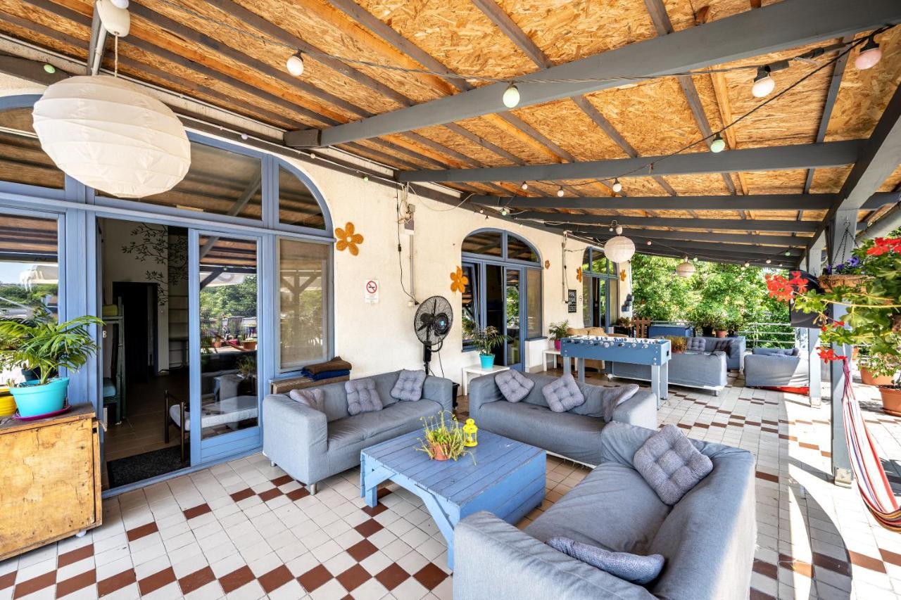 Island Hostel Budapest (Adults Only) Bagian luar foto The veranda of the villa