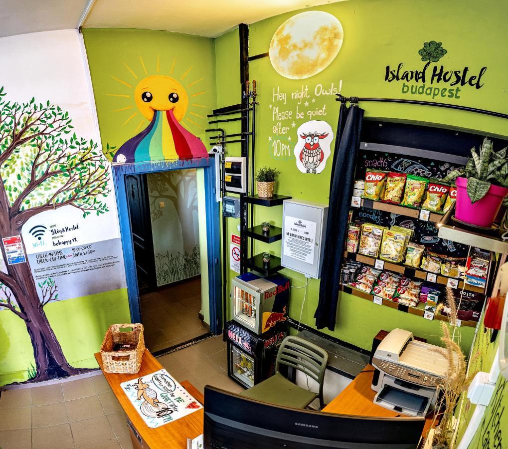 Island Hostel Budapest (Adults Only) Bagian luar foto Hostel reception