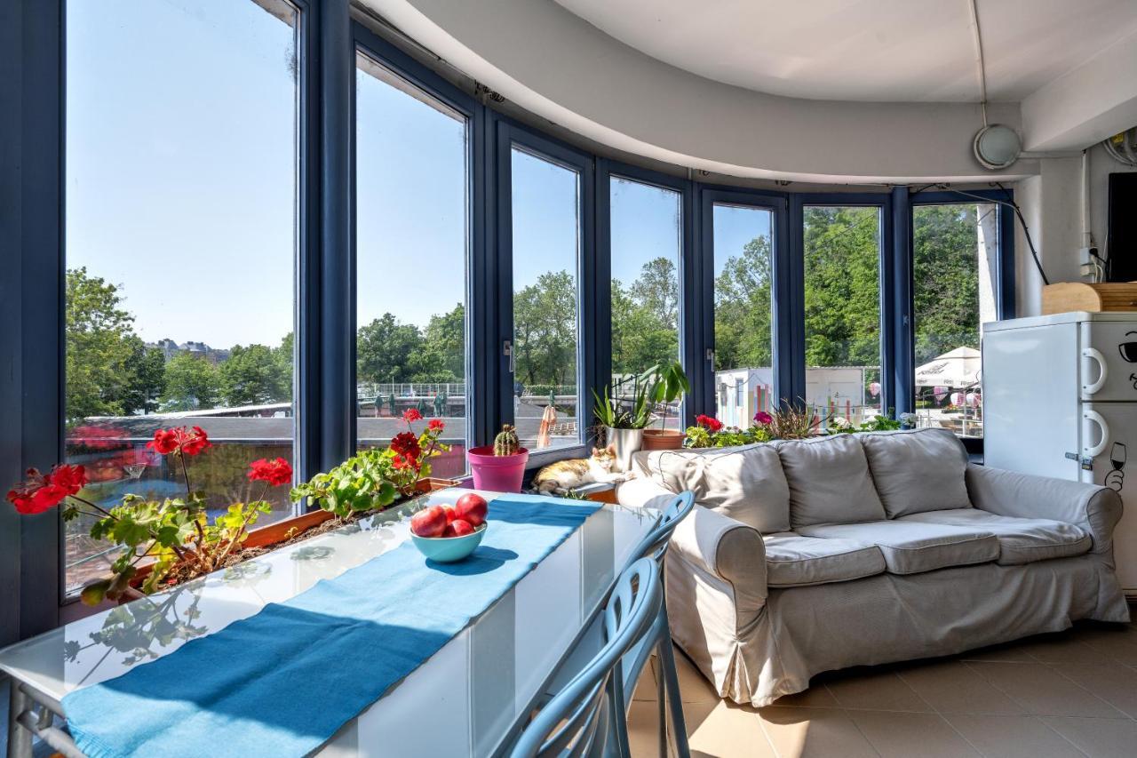Island Hostel Budapest (Adults Only) Bagian luar foto A modern balcony
