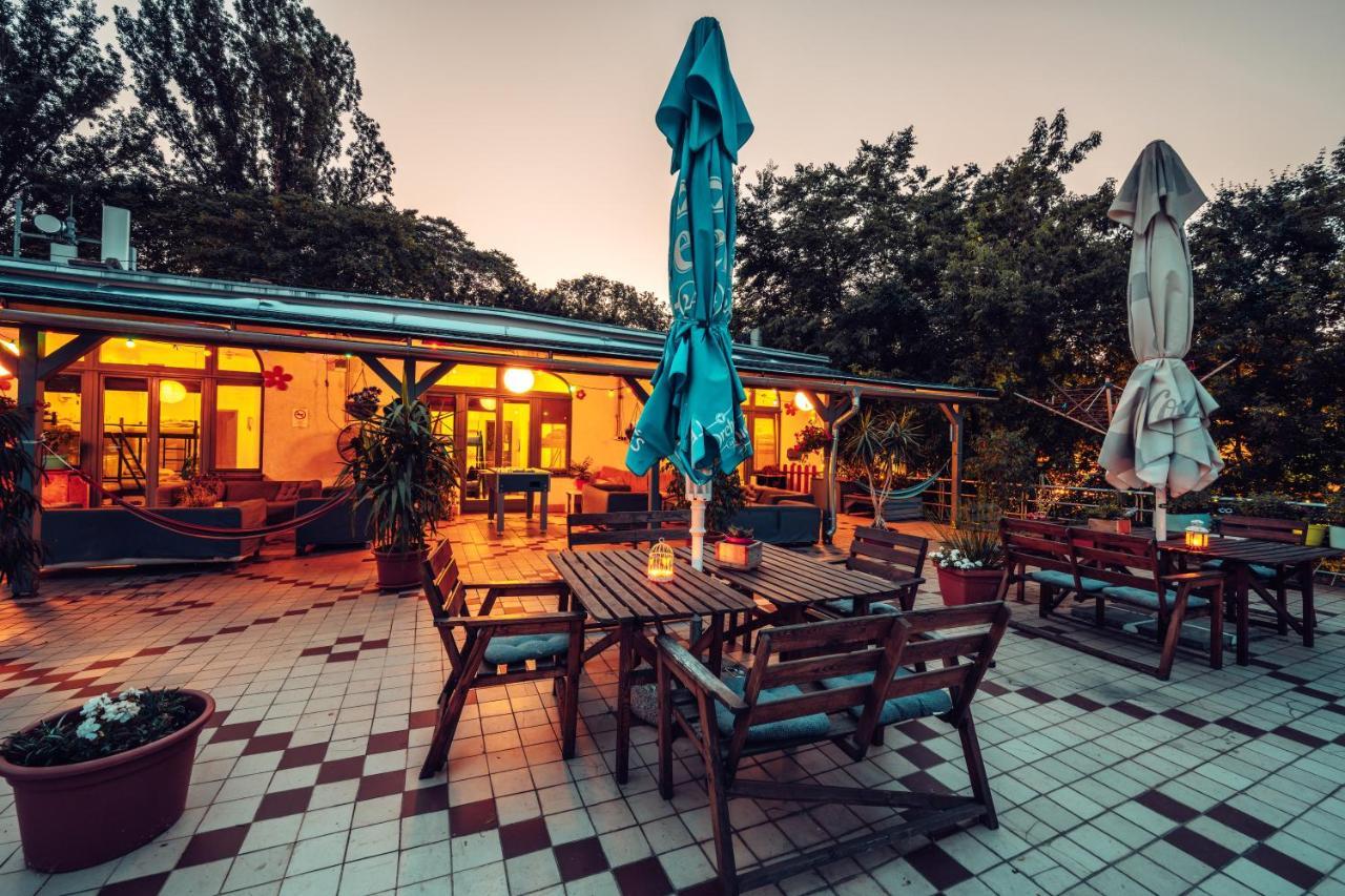 Island Hostel Budapest (Adults Only) Bagian luar foto The restaurant at the center
