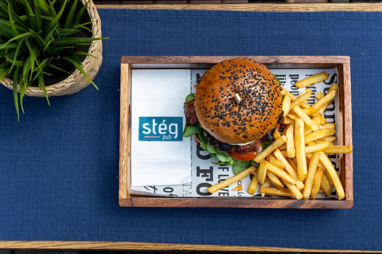 Island Hostel Budapest (Adults Only) Bagian luar foto A burger and chips at Steg