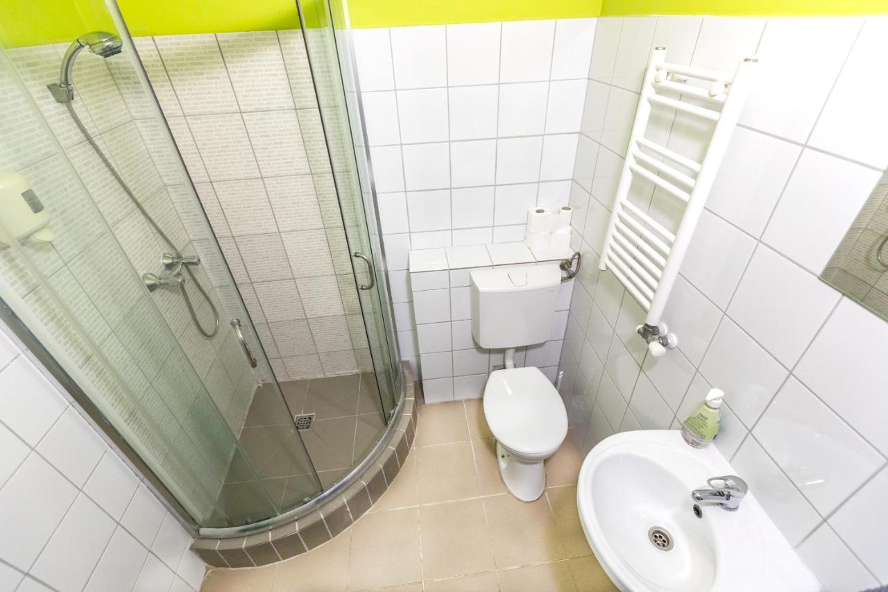 Island Hostel Budapest (Adults Only) Bagian luar foto A shower cubicle